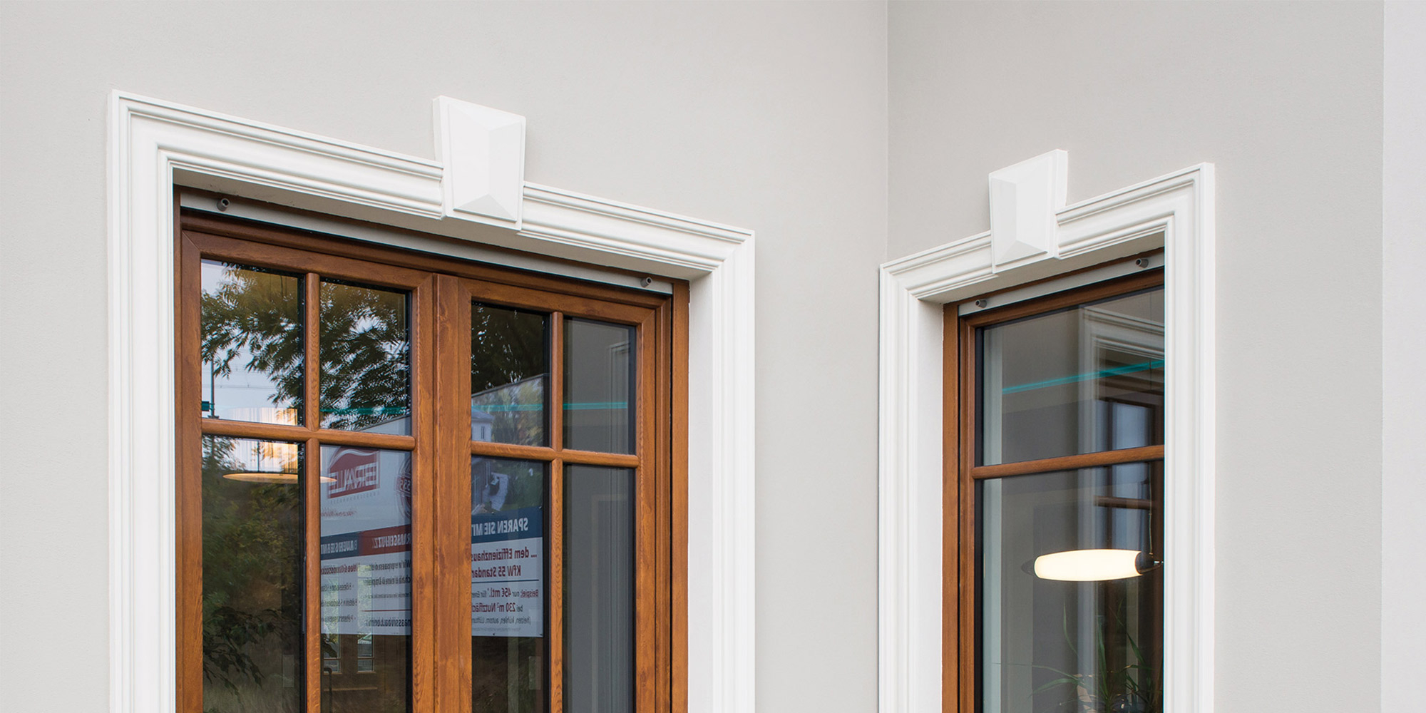 Fensterumrandungen im Landhausstil passend zu einer klassischen Hausfassade.