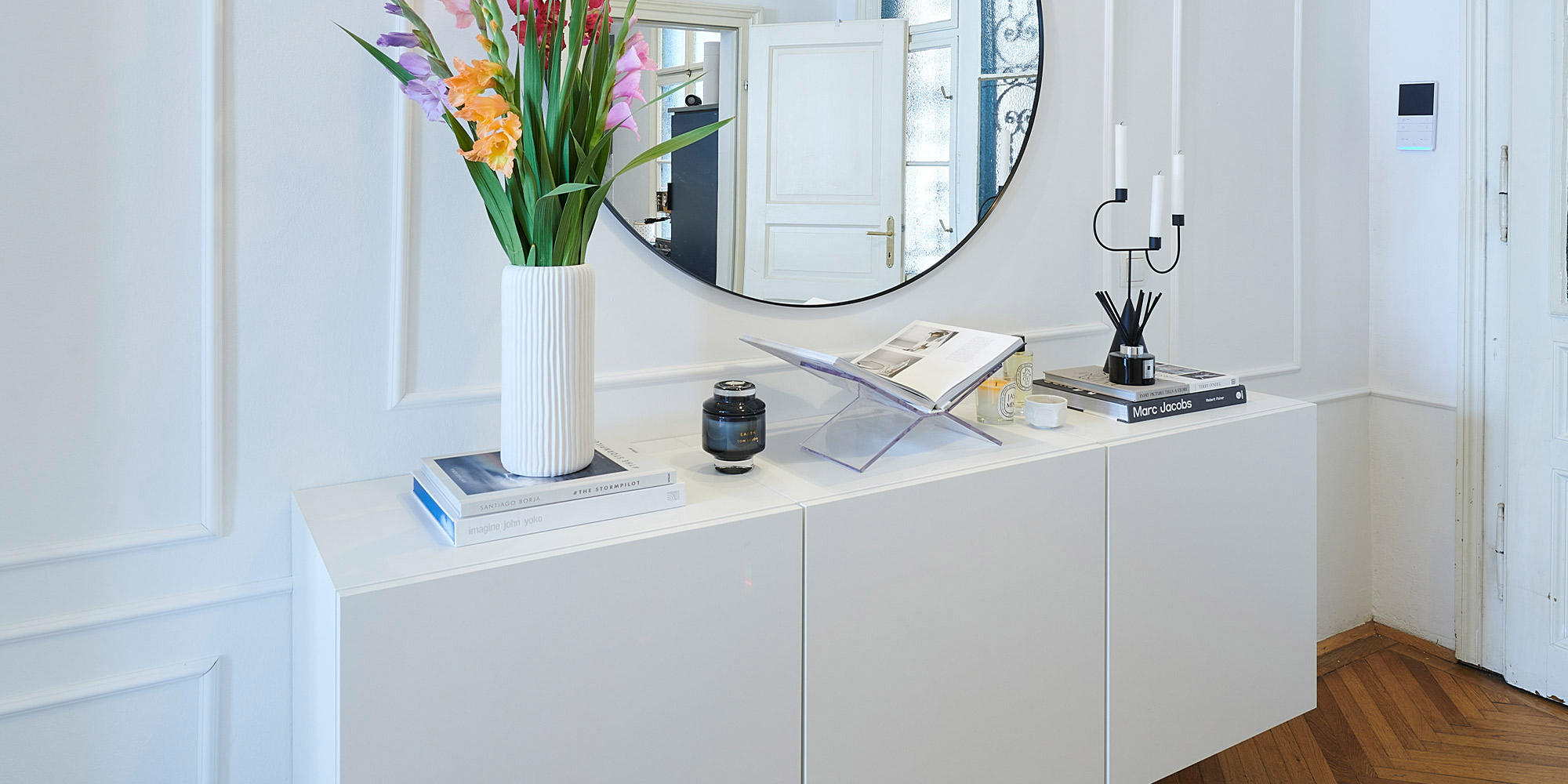 Ansprechende Stuckleistengestaltung im Wohnzimmer mit Wandfeldern aus Stuck.