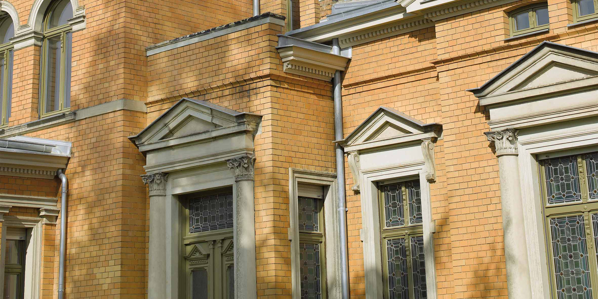 Fassadenprofile für den Außenbereich setzen Akzente an Fenstern und Türen.