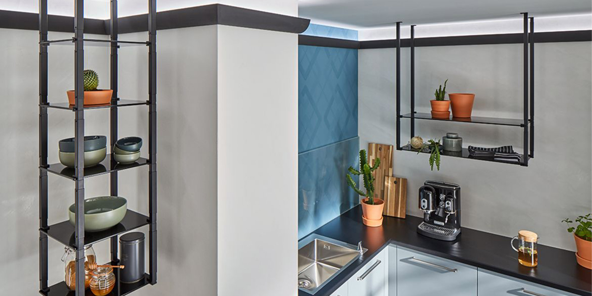 Deckenleisten aus Stuck gestalten eine schöne Decke in der Küche.