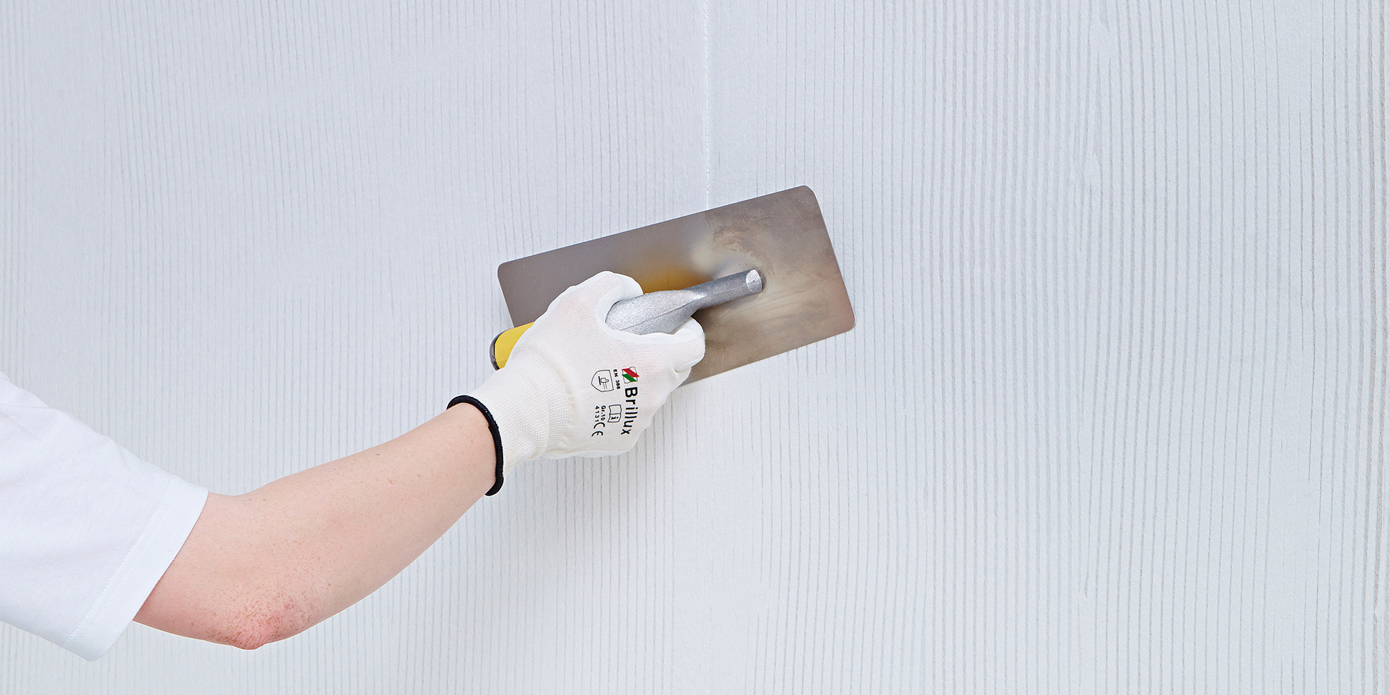 Hand glaettet Innenputz mit einer Glattkelle auf einer Wandflaeche