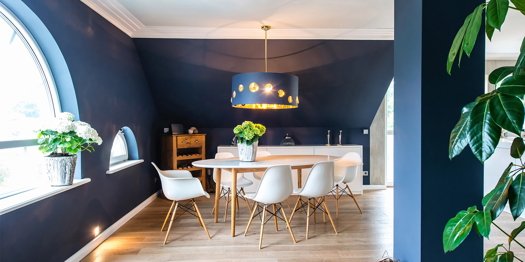 Deckenleisten in moderner Stufenoptik für mehr Wohnlichkeit in einem gemütlichen Esszimmer.