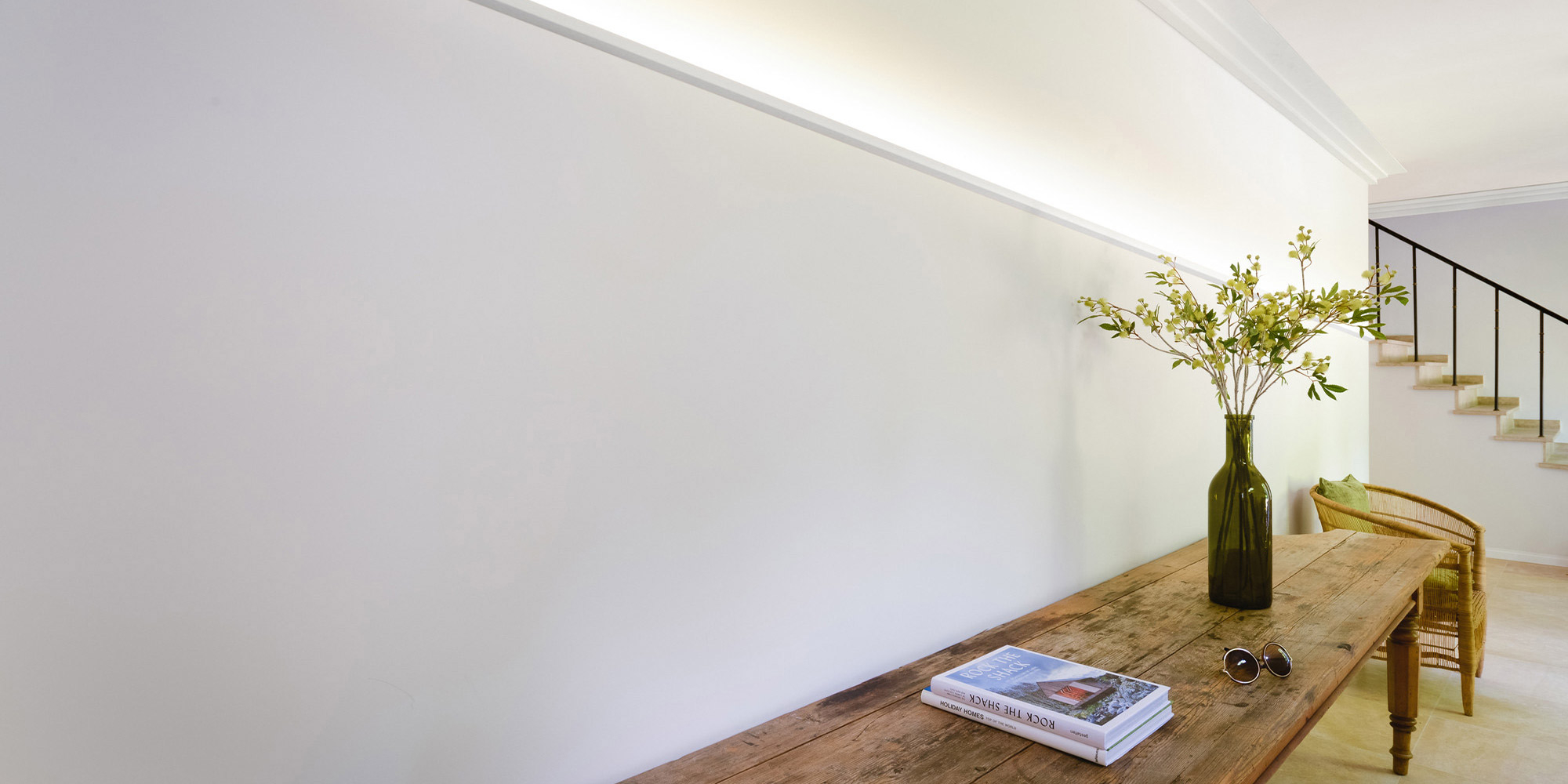 Lichtleisten setzen moderne Wandakzente an großen Wandflächen im Flur.