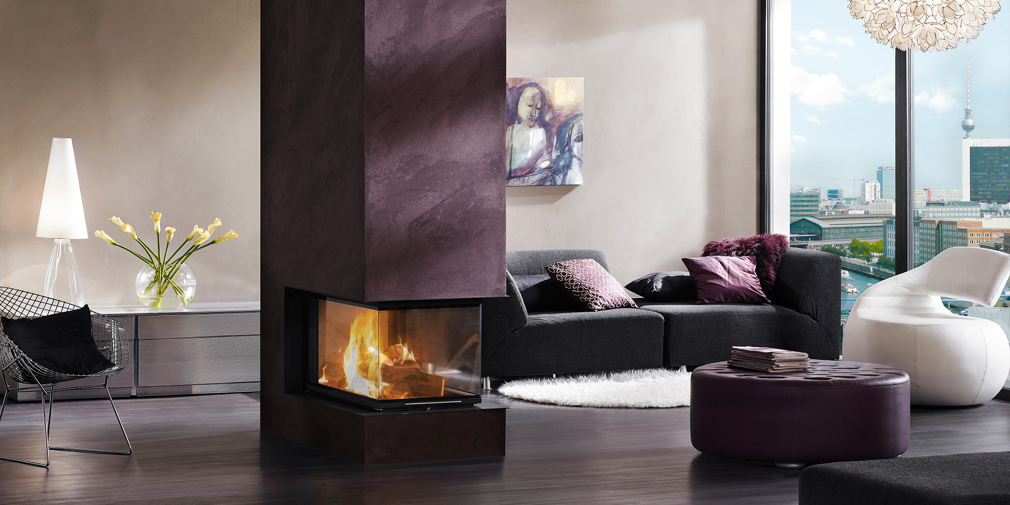  Modernes Wohnzimmer mit Kamin, dunkler Akzentwand, Sofa und großen Fenstern als Raumdesign Inspiration