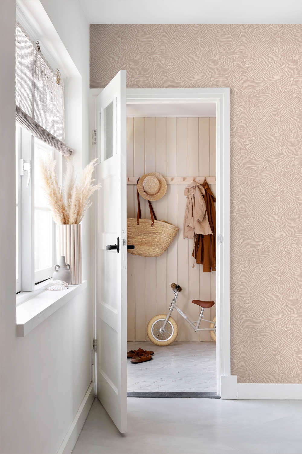 Non-woven wallpaper with distorted wave pattern pink 139662