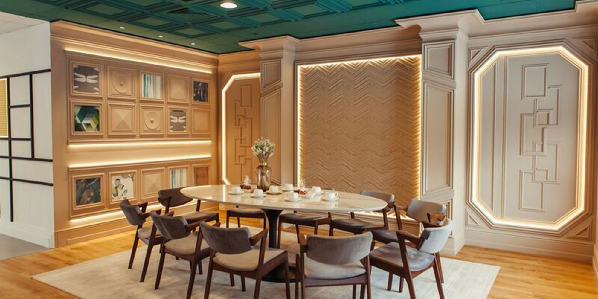 Eine pompöse Wandgestaltung aus Stuck in einem edlen Esszimmer.