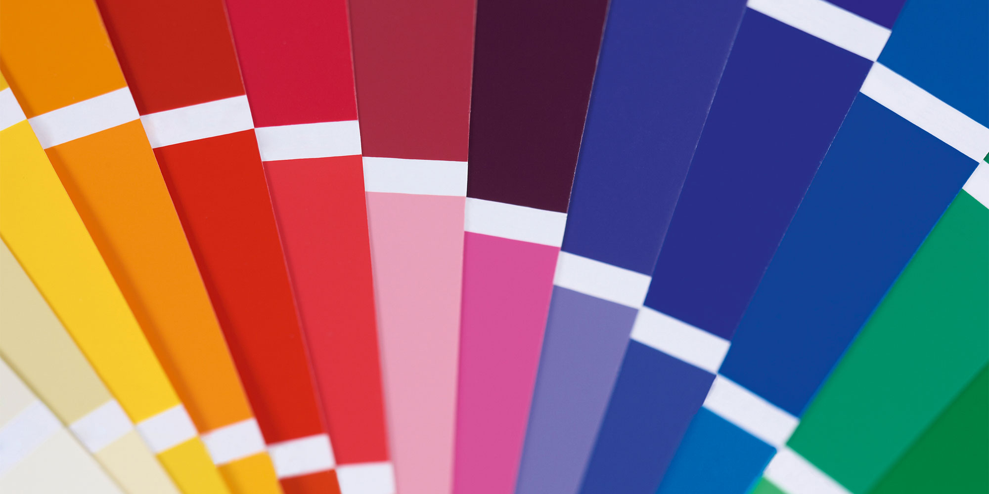 Farbfächer mit bunten Farbkarten für individuell gemischte Wunschfarbtöne bei Farbe-und-Technik