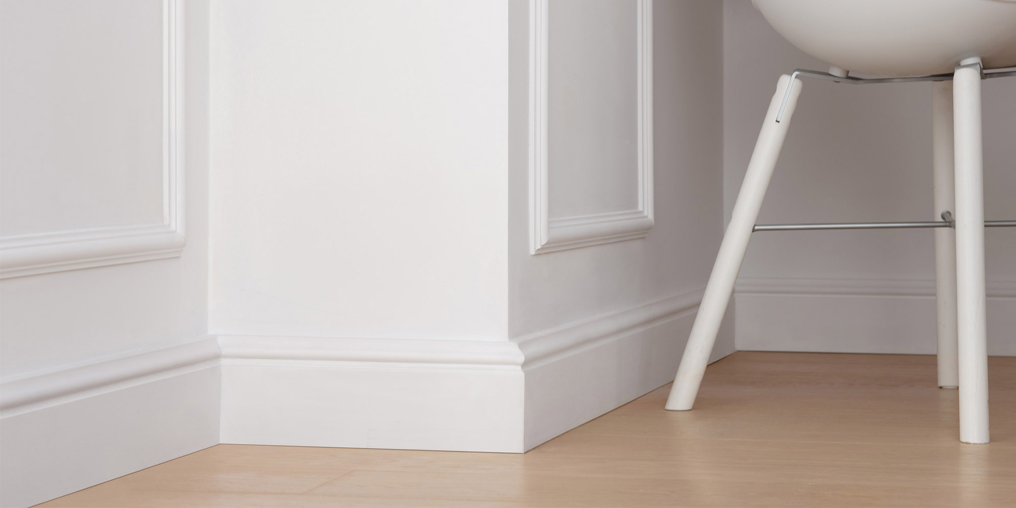 Landhaus Fußleisten als dekorativer Wandabschluss im Wohnzimmer.