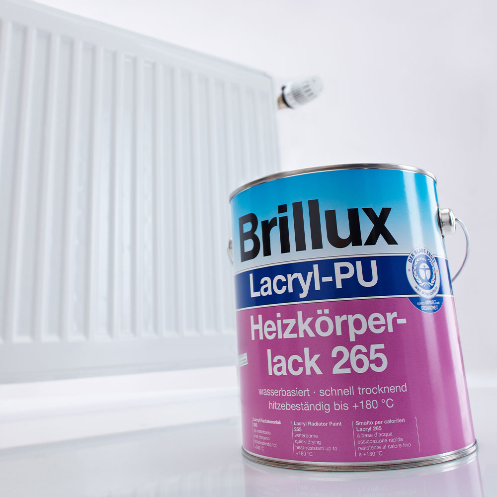 Dose Brillux Lacryl-PU Heizkoerperlack 265 vor weißem Heizkoerper - Produkt fuer Heizkoerper streichen