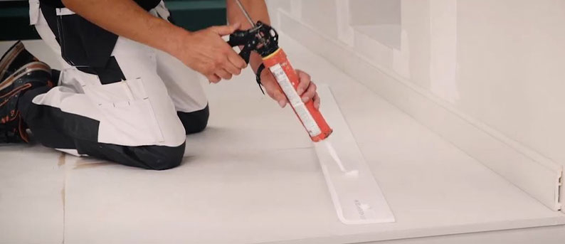 How to apply adhesive to mouldings correctly Applying adhesive to a moulding with a caulking gun