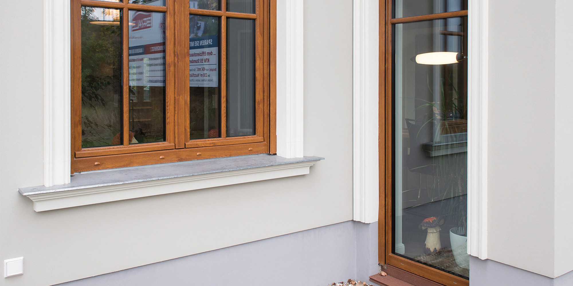 Fensterbankprofile passend zu Fensterumrandungen für einen klassischen Stil der Hausfassade.