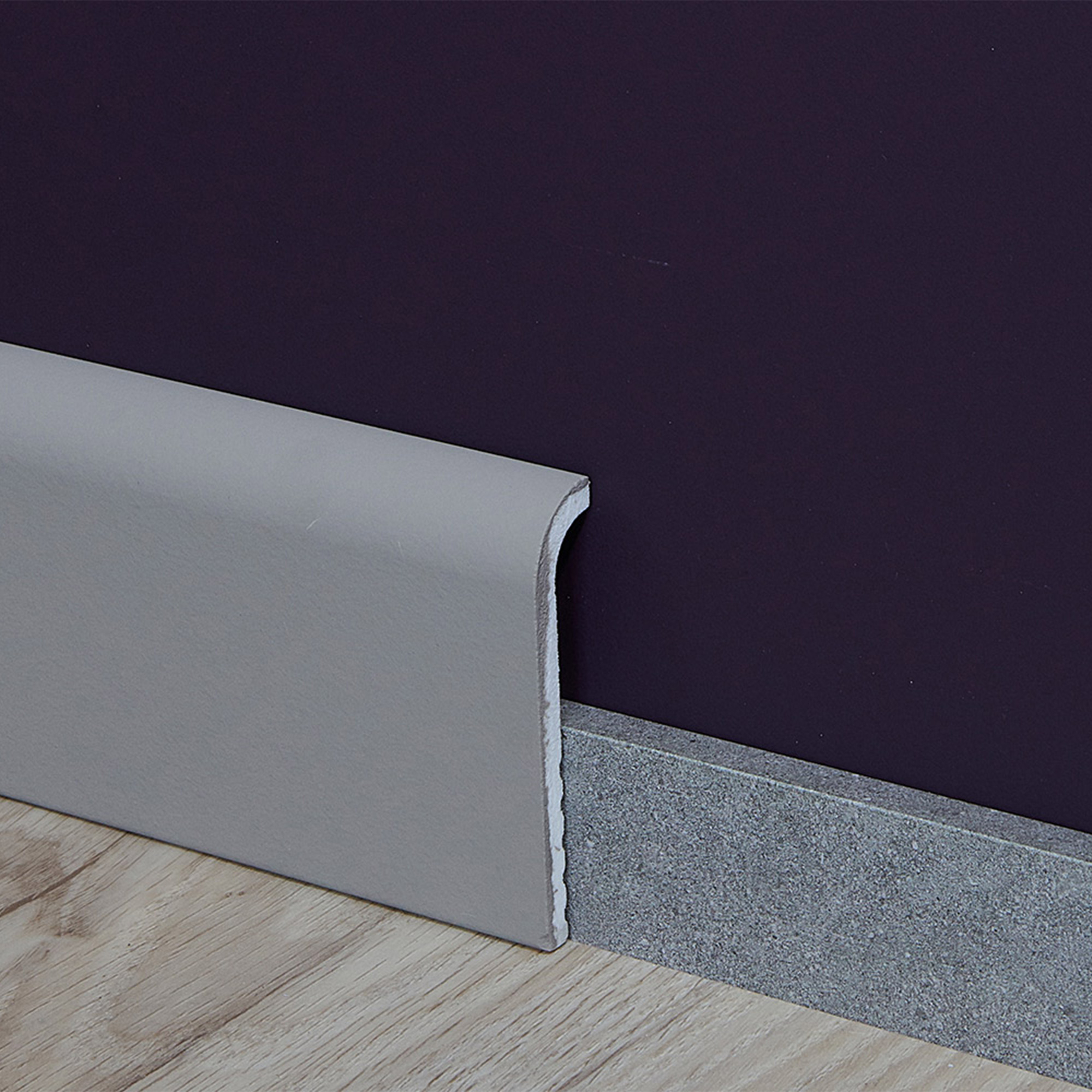 Abdeckleisten in Flur verdecken alte Fußleisten ohne diese entfernen zu müssen.