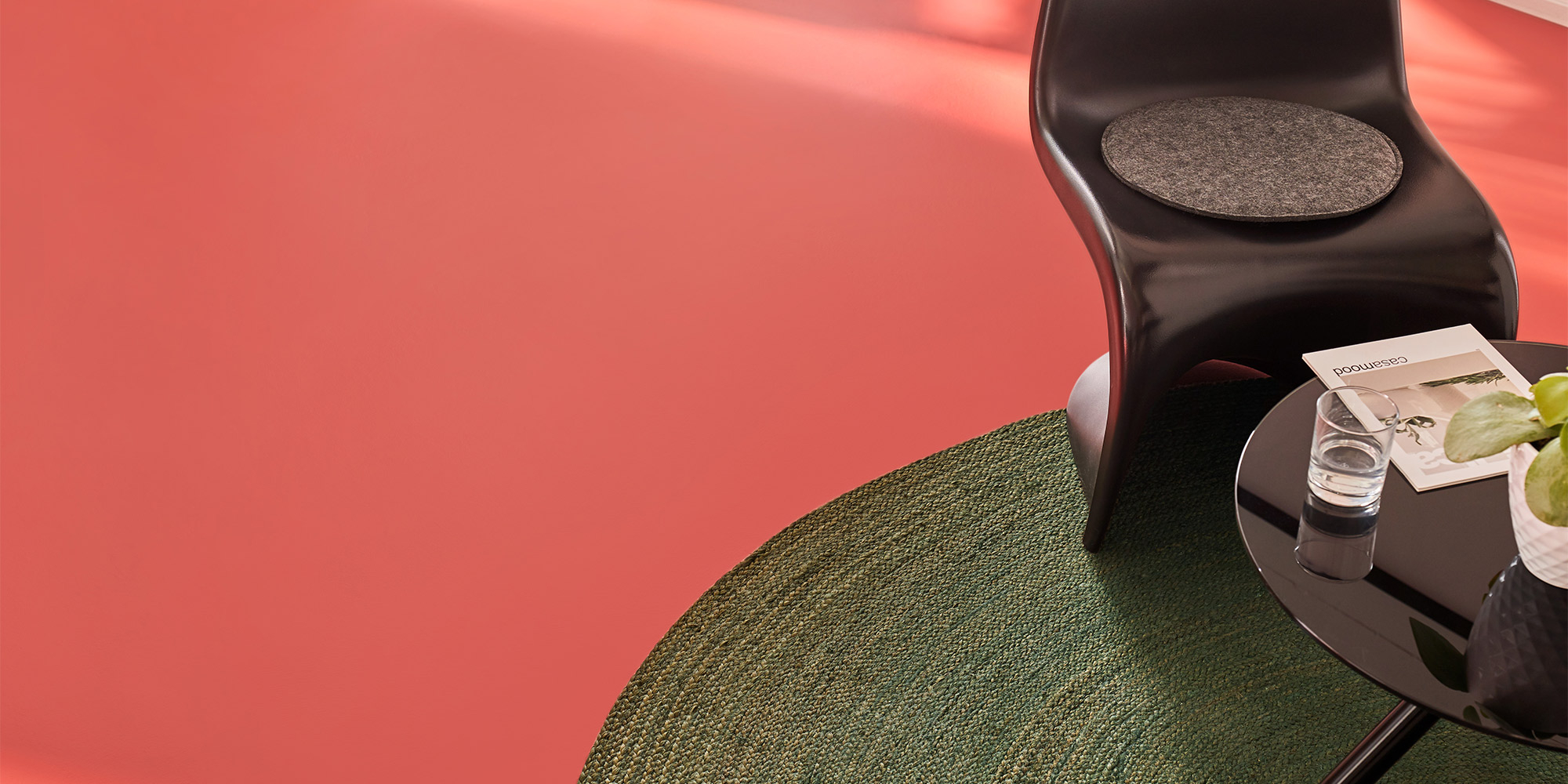 Roter Beschichtungsboden im Innenraum als modernes Beispiel