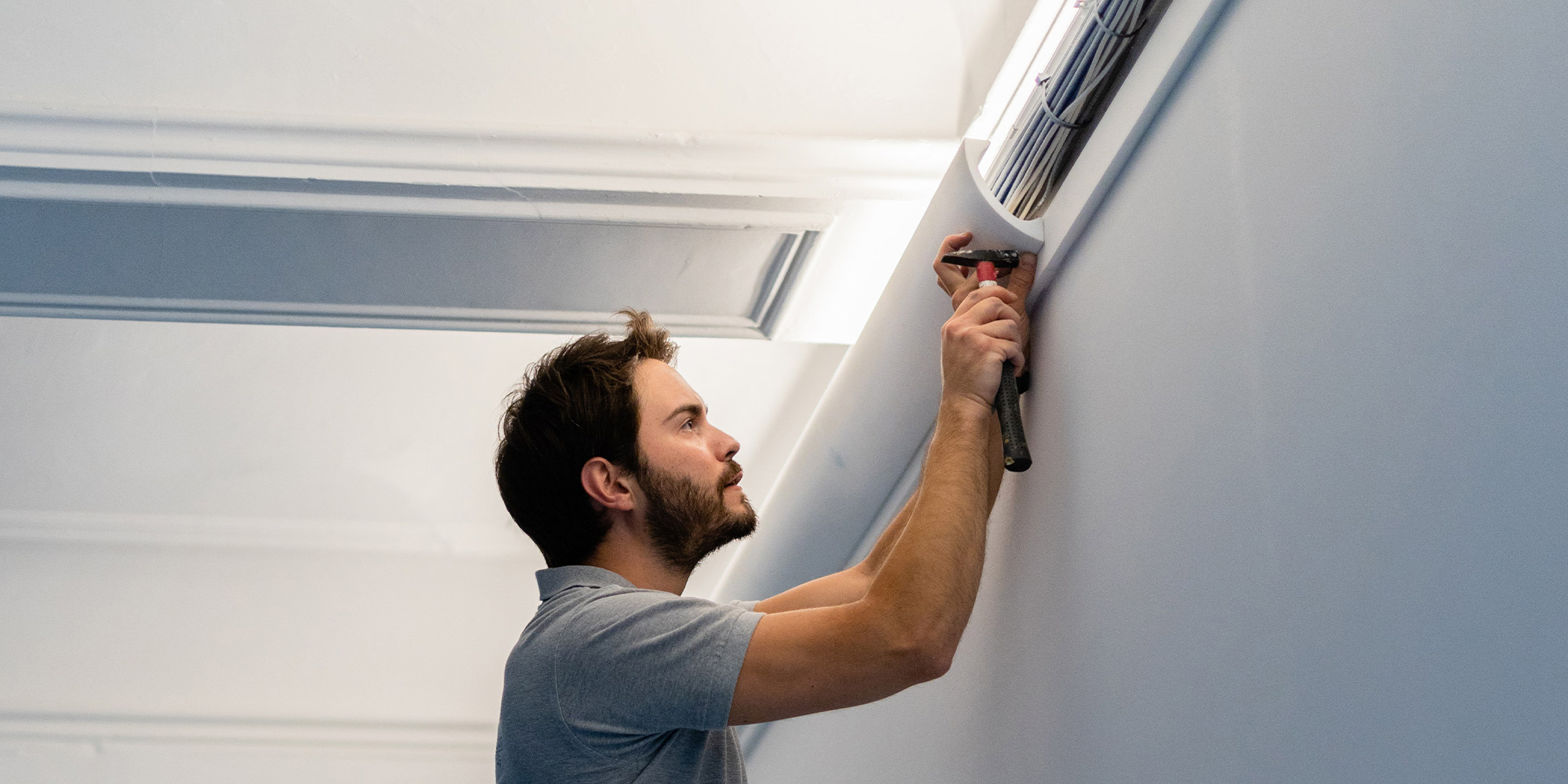 Störende Kabel an der Decke einfach hinter einer Abdeckleiste von NMC verstecken.