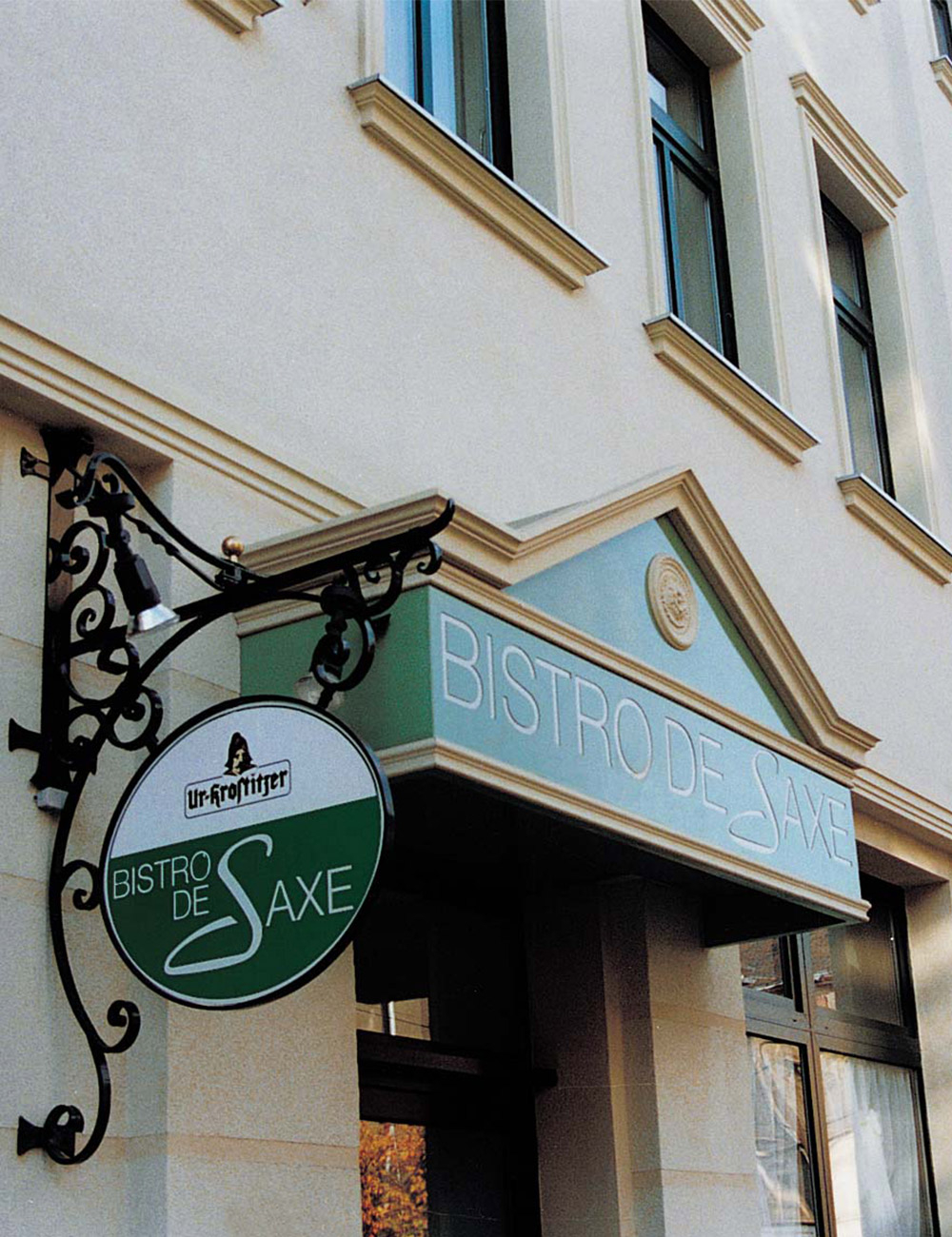 Eingangsbereich einer Kneipe mit klassischen Fassadenprofilen und Fensterleisten aus Stuck Außenfassade einer Kneipe mit klassischen Fassadenprofilen und Fensterleisten aus Stuck