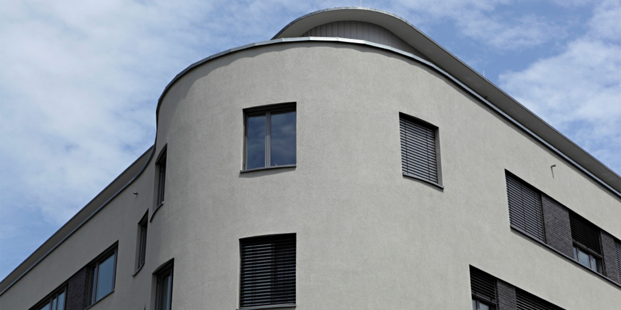 Moderne Gebaeudefassade als Gesamtansicht. Harmonisches Fassadenbild