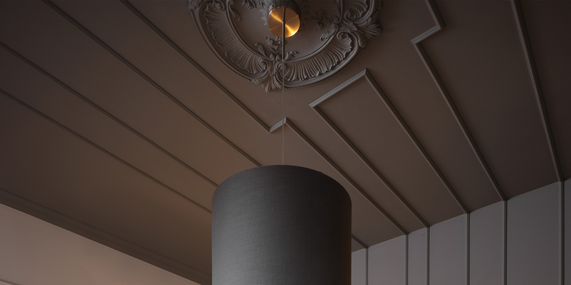 Dekorative Stuckrosette im Barock Stil für eine besondere Designoptik im Schlafzimmer.