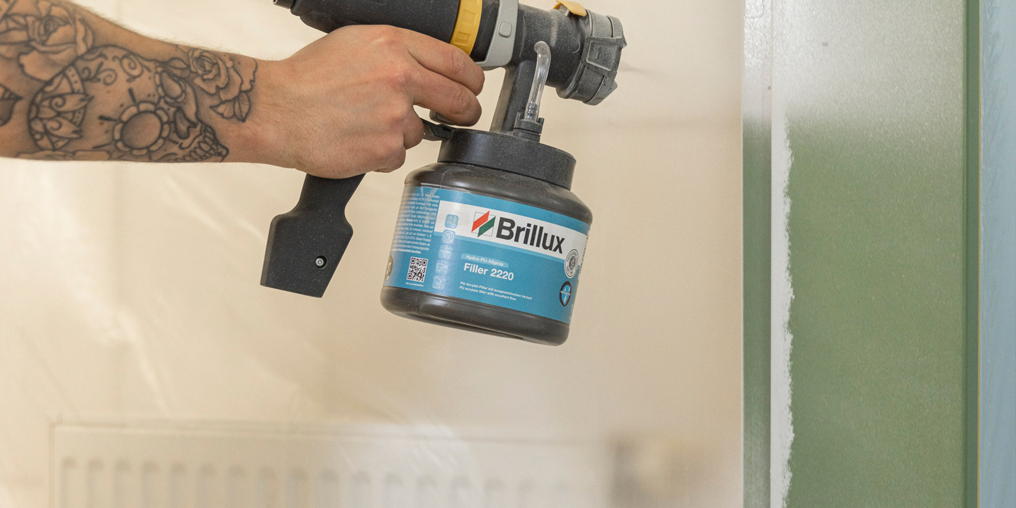 Spritzlackierung an abgeklebtem Türrahmen mit Brillux Material