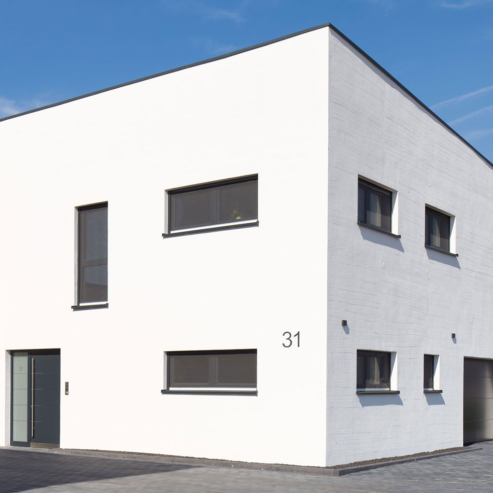 Modernes weisses Haus mit dunkel gerahmten Fenstern und glatter Fassade, Beispiel fuer frisch lackierte Fenster
