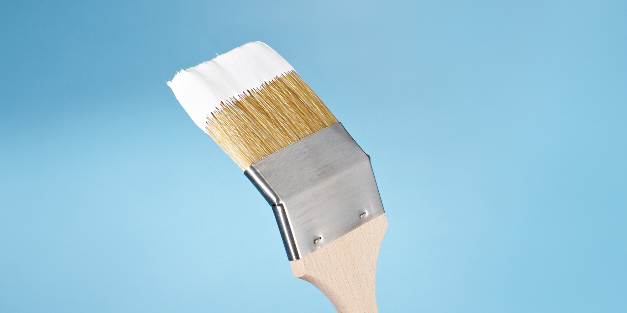 Winkelpinsel mit weisser Farbe fuer praezise Kanten und Detailarbeiten