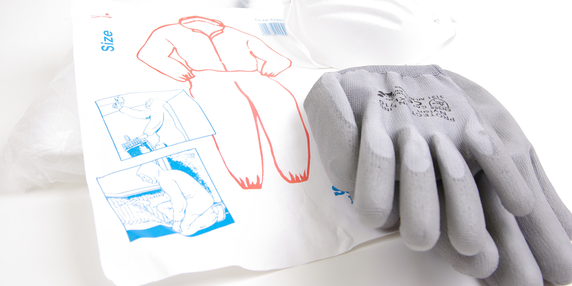 Arbeitshandschuhe und Schutzmaske als Schutzkleidung fuer Malerarbeiten