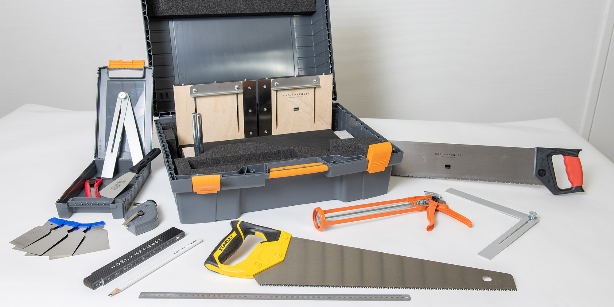 Werkzeuge für die professionelle Verarbeitung von Stuckleisten.