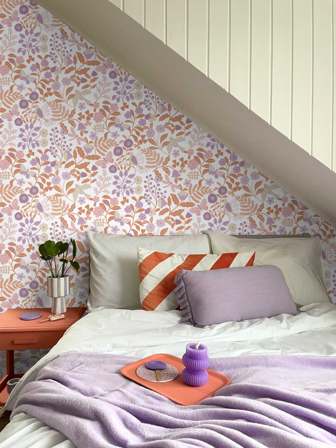 Florale Vliestapete Blumenmuster und Schwalben weiß orange