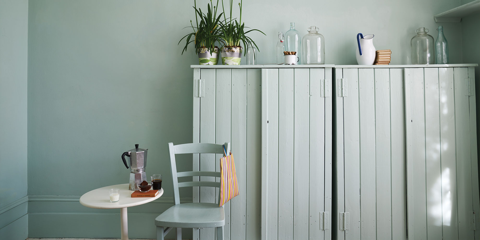 Gelb gestrichener Raum mit Tisch, Stuehlen und gelb lackiertem Kleiderschrank - Beispiel Moebel streichen