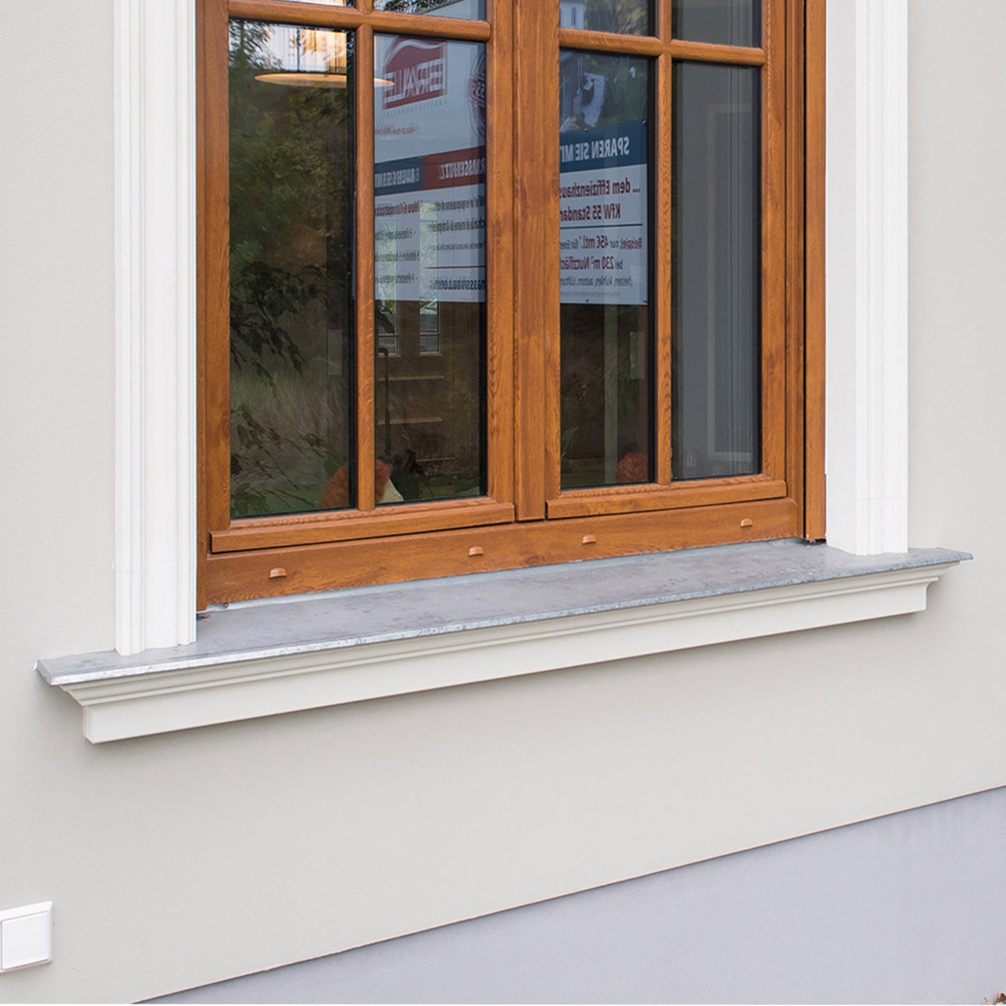 Die Fenster verschönern mit barocken Fensterbankprofilen aus Stuck.