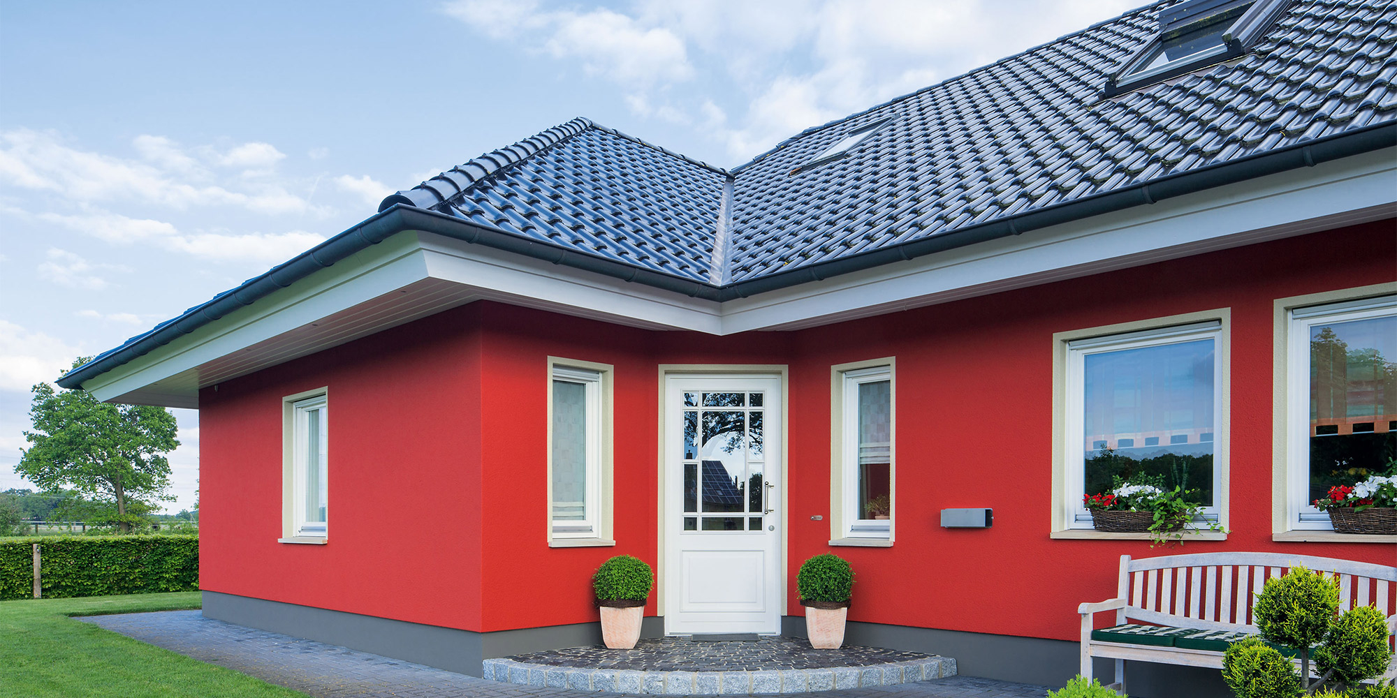 Hausfassade mit roter Fassadenfarbe als Beispiel fuer Fassadenfarben im Aussenbereich