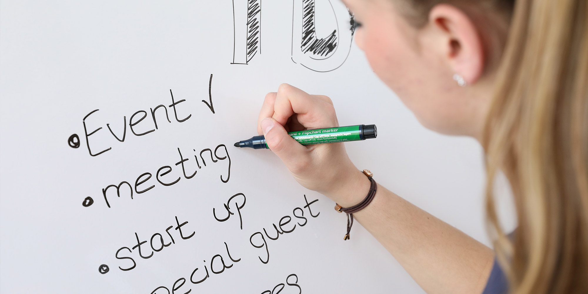 Schreiben auf einer weiß glänzenden Whiteboardfläche nach Lackierung