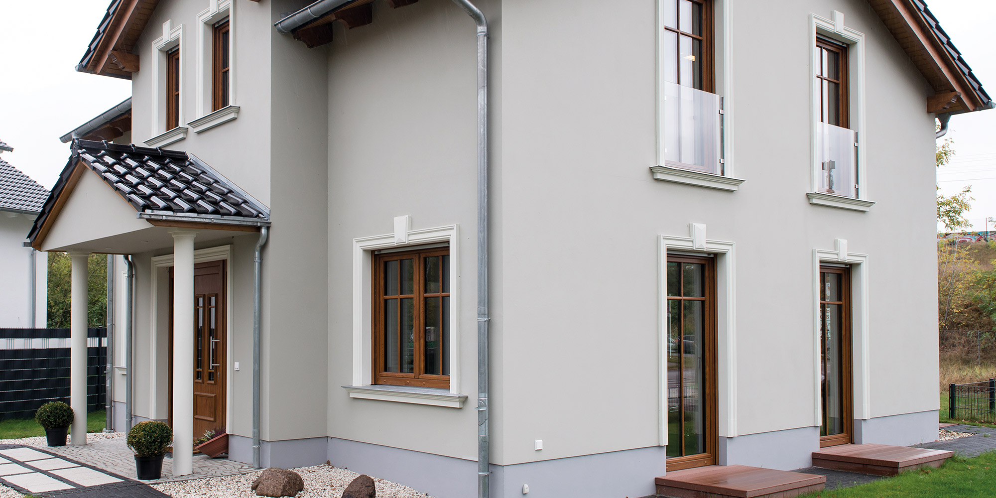 Schlichte Stucksäulen setzen den Eingangsbereich optisch in Szene.