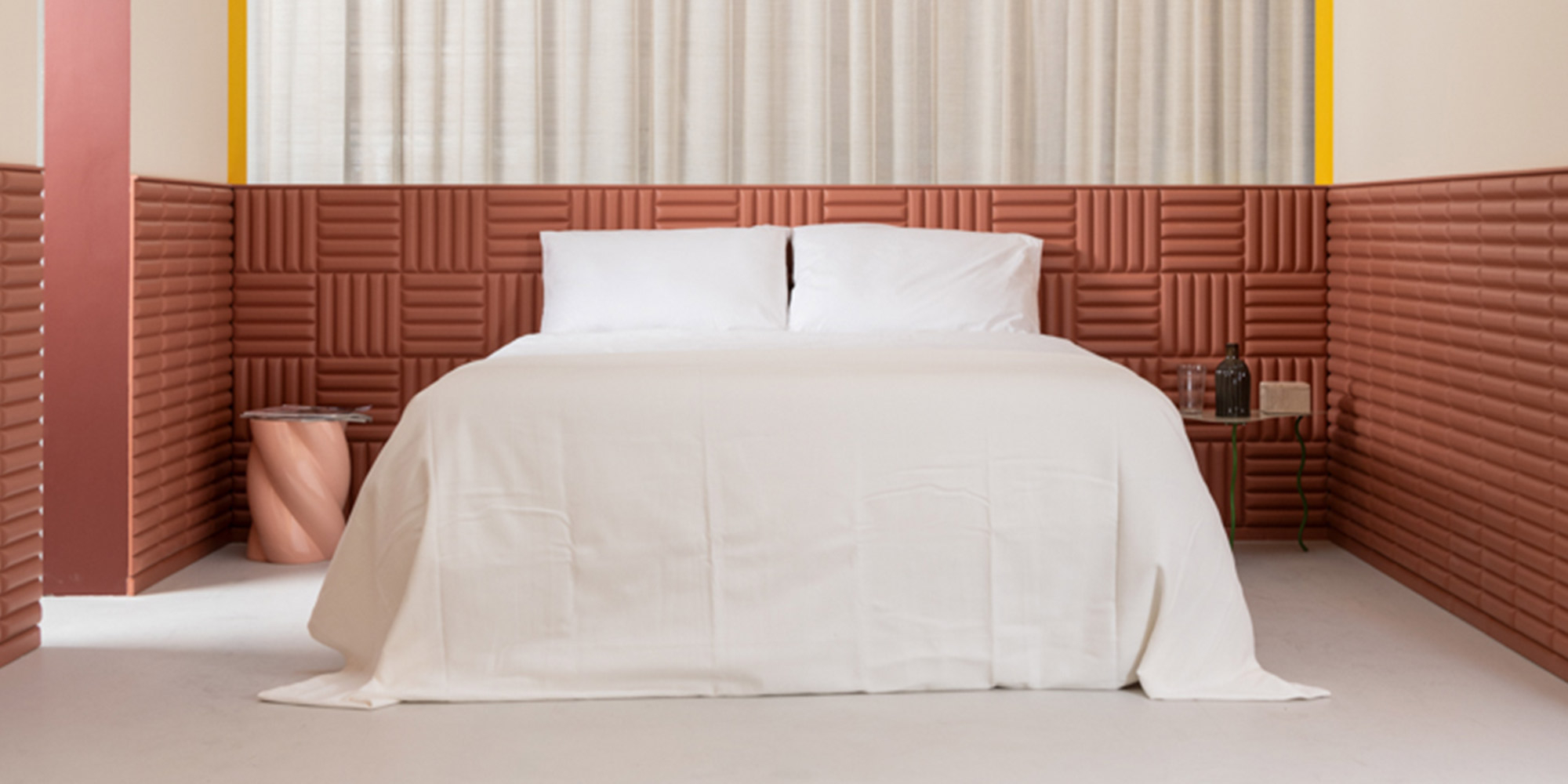 Dreidimensionale Wandpaneele für eine moderne Wandgestaltung im Schlafzimmer.