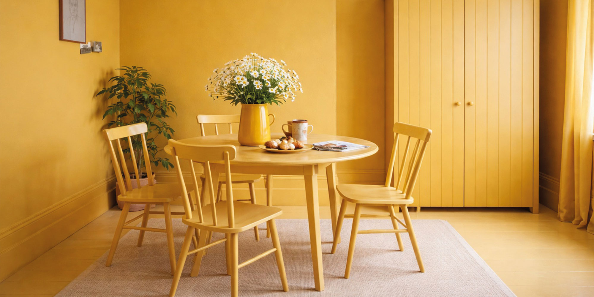 Gelbes Esszimmer wo die Möbel im selben gelben Farnton gestrichen wurden wie die Wände.