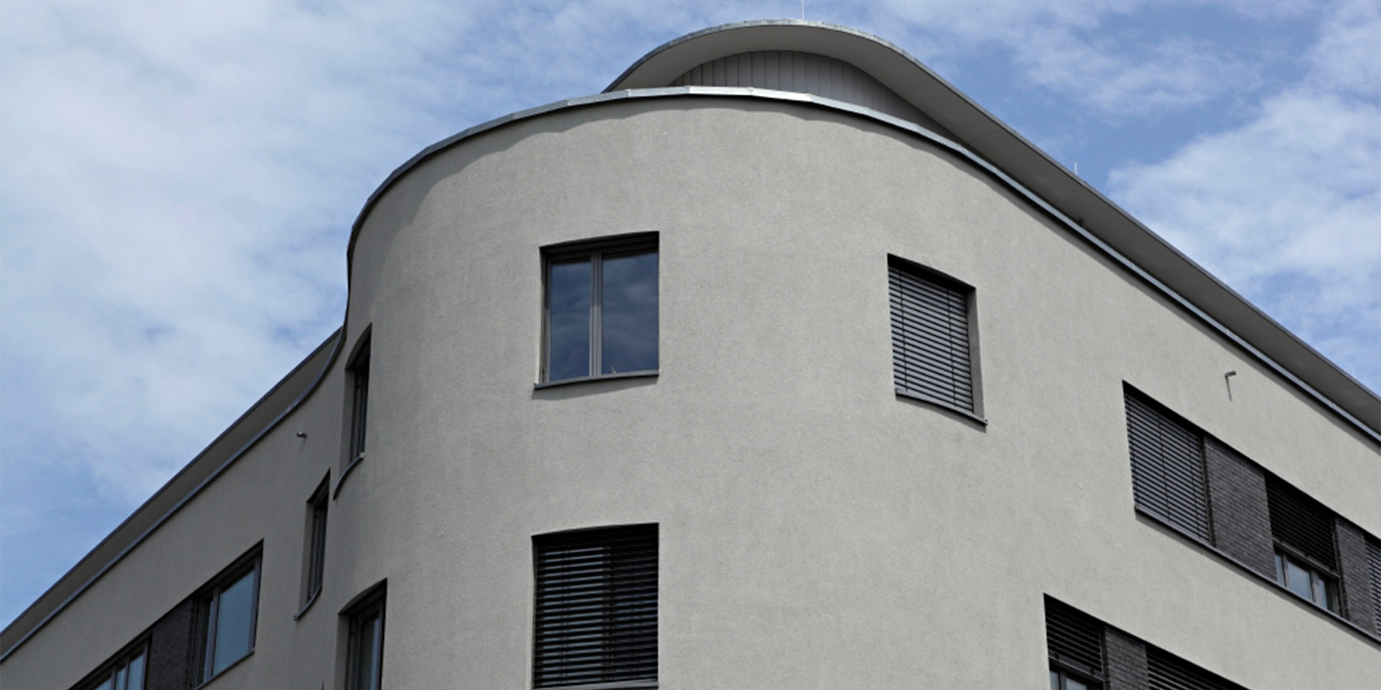 Moderne Hausfassade mit Putz als Beispiel fuer Putzsysteme im Aussenbereich