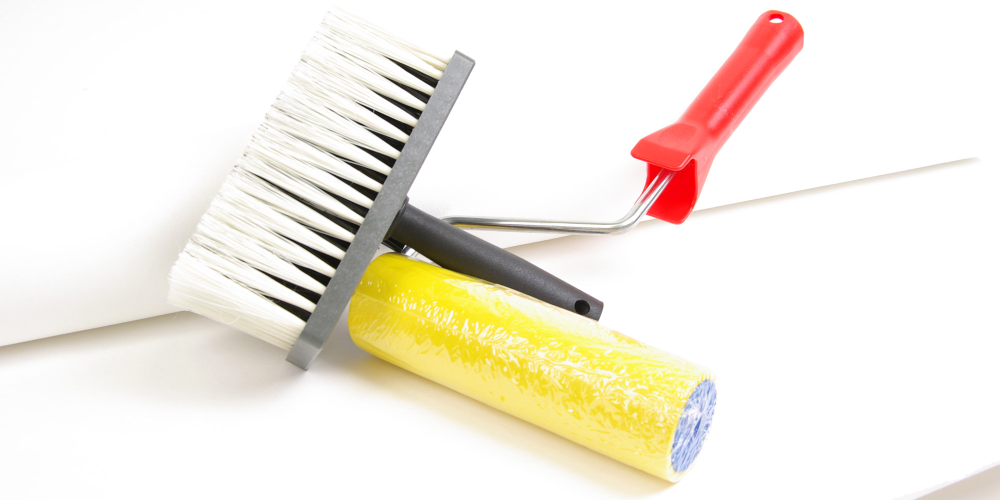 Tapezierbuerste und Tapezierrolle fuer sauberes Anbringen von Tapeten