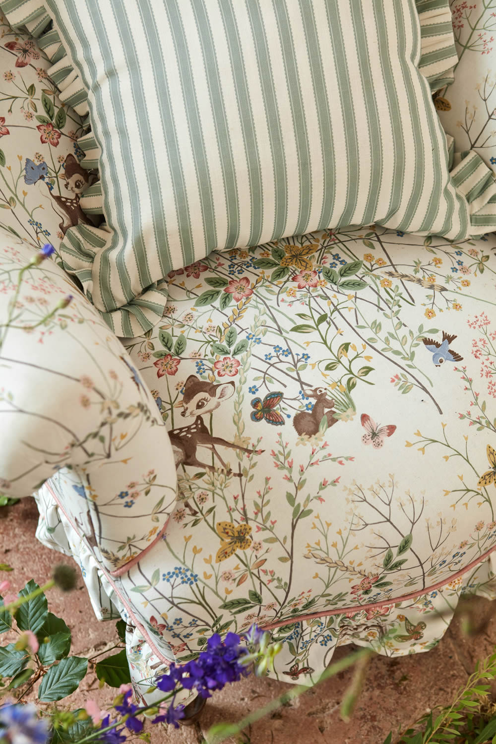 Dekostoff Bambi Blumenwiese floral Disney cremeweiß DDIF227155
