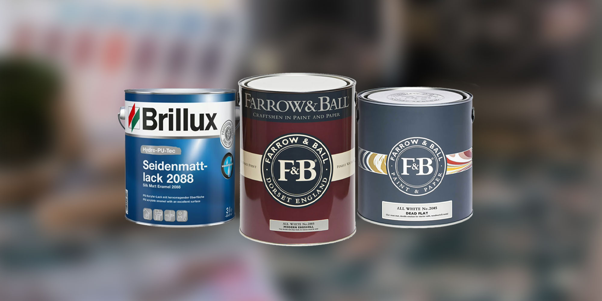 Nahaufnahme von drei Lack- und Farbdosen für Möbel, Brillux Seidenmattlack und Farrow and Ball