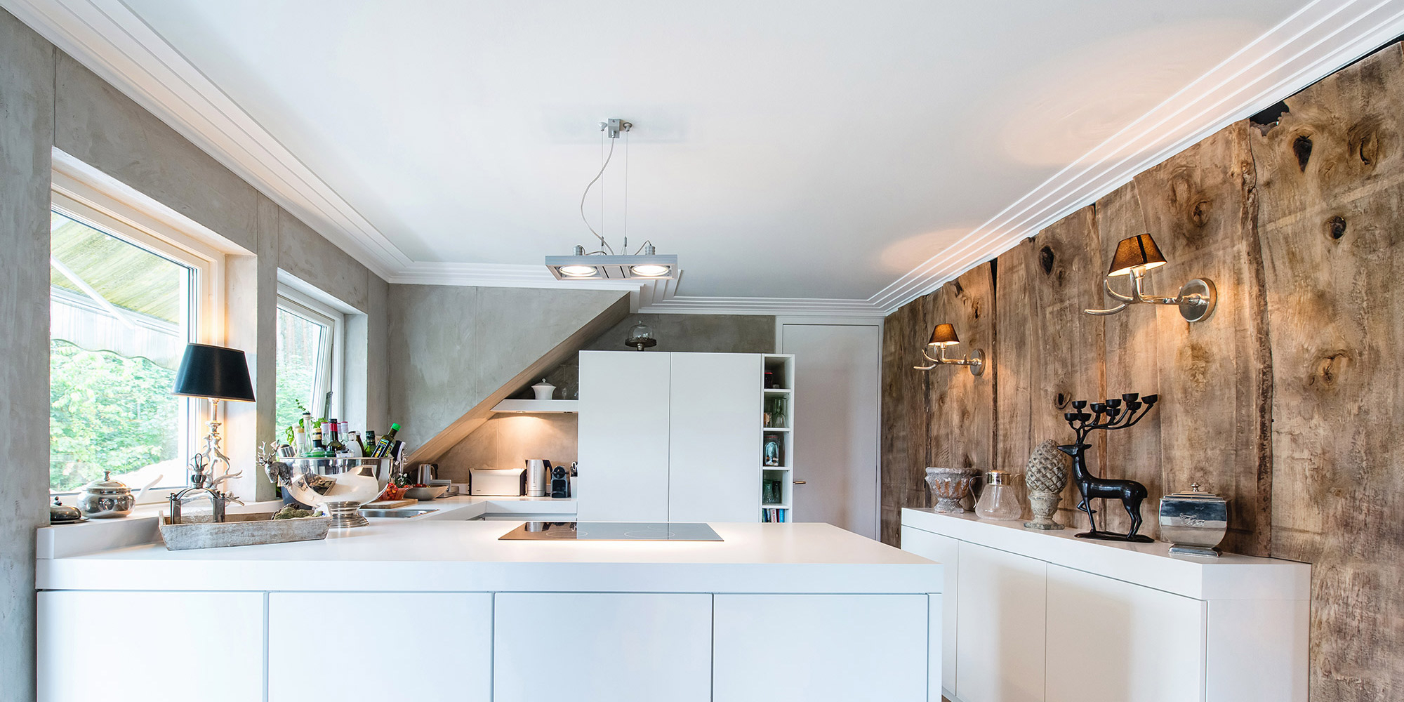 Moderne weiße Küche mit breiten Deckenleisten in kantigem Stufendesign.