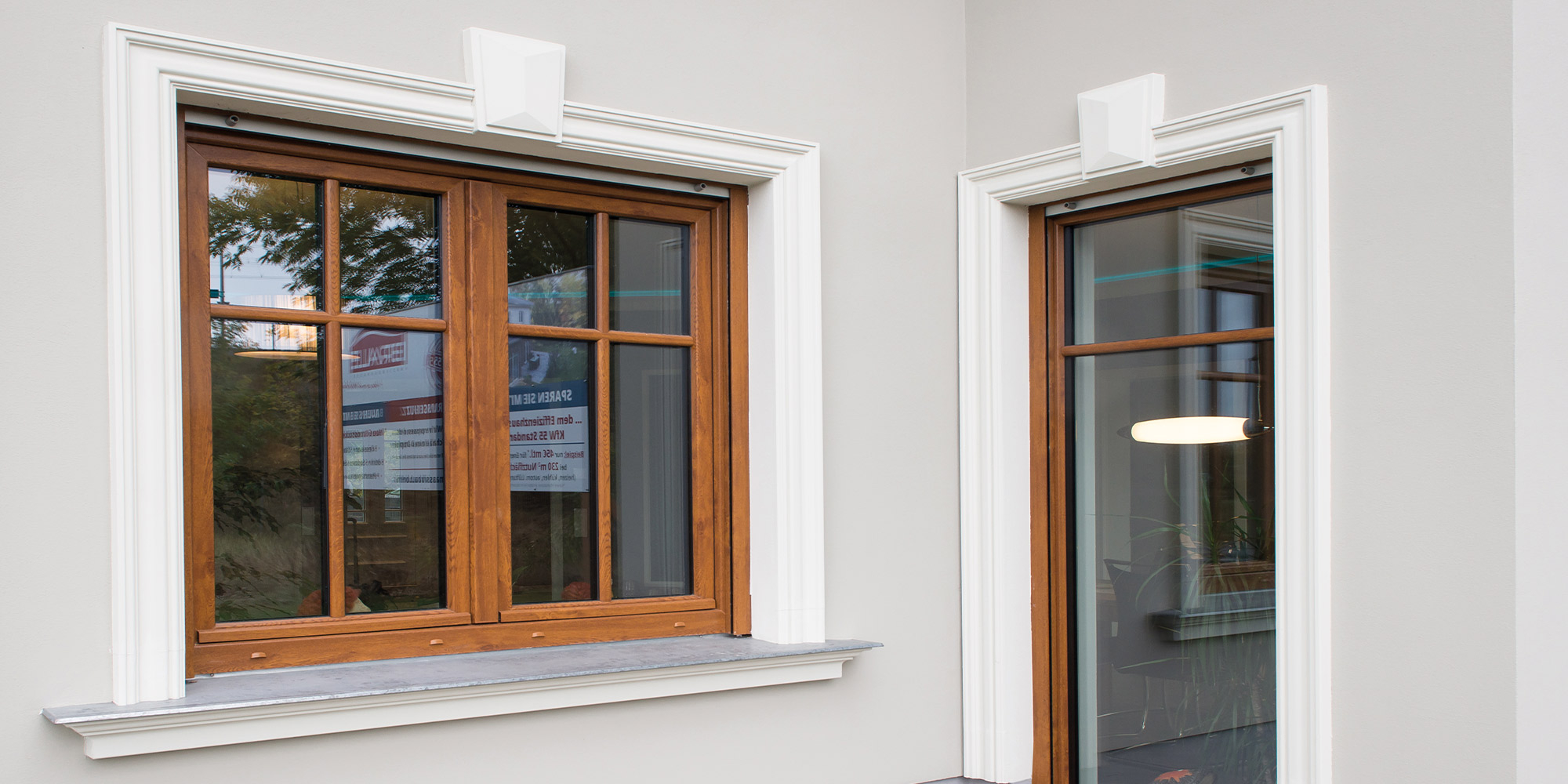 Detailansicht: Fensterumrandungen mit Außenstuck in Weiß