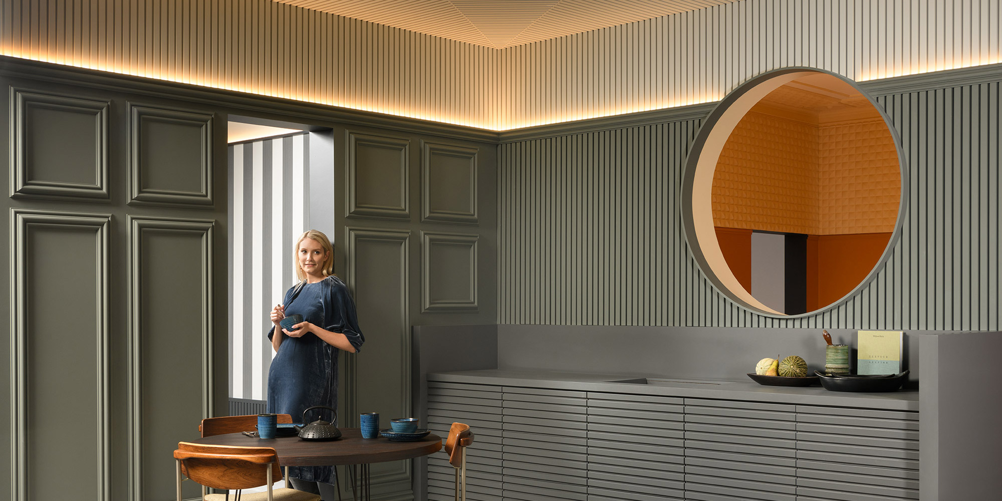 Eine Lichtleiste als dekorativer Wandakzent im Wohnzimmer.