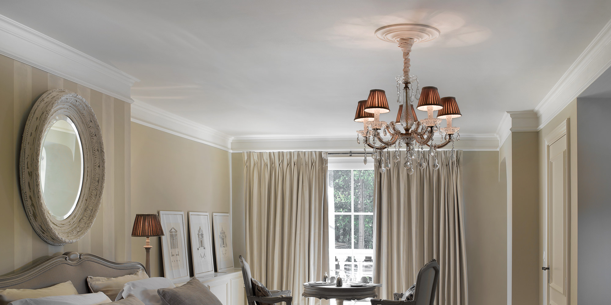 Klassisch gestaltetes Schlafzimmer mit Deckenleisten und einer Deckenrosette im Landhauslook.