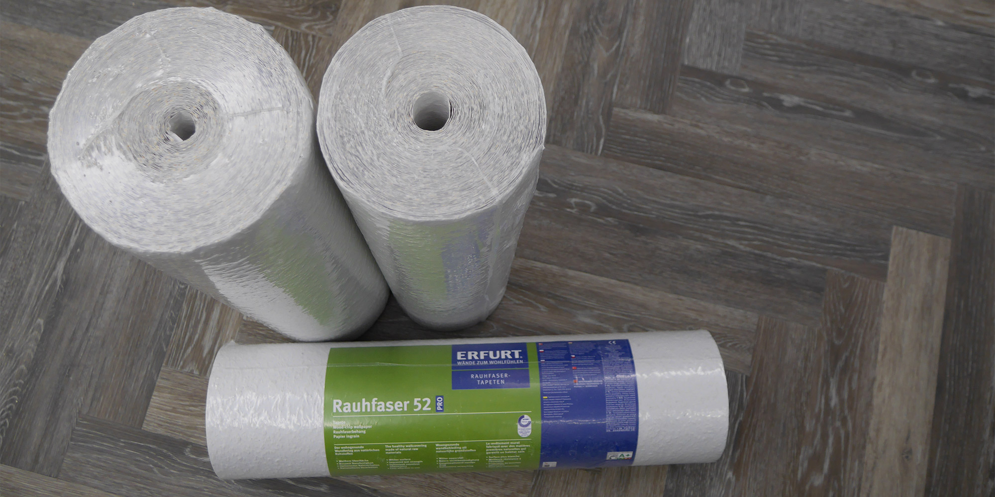 Rollen Raufasertapete Erfurt Raufaser 52 auf Holzboden