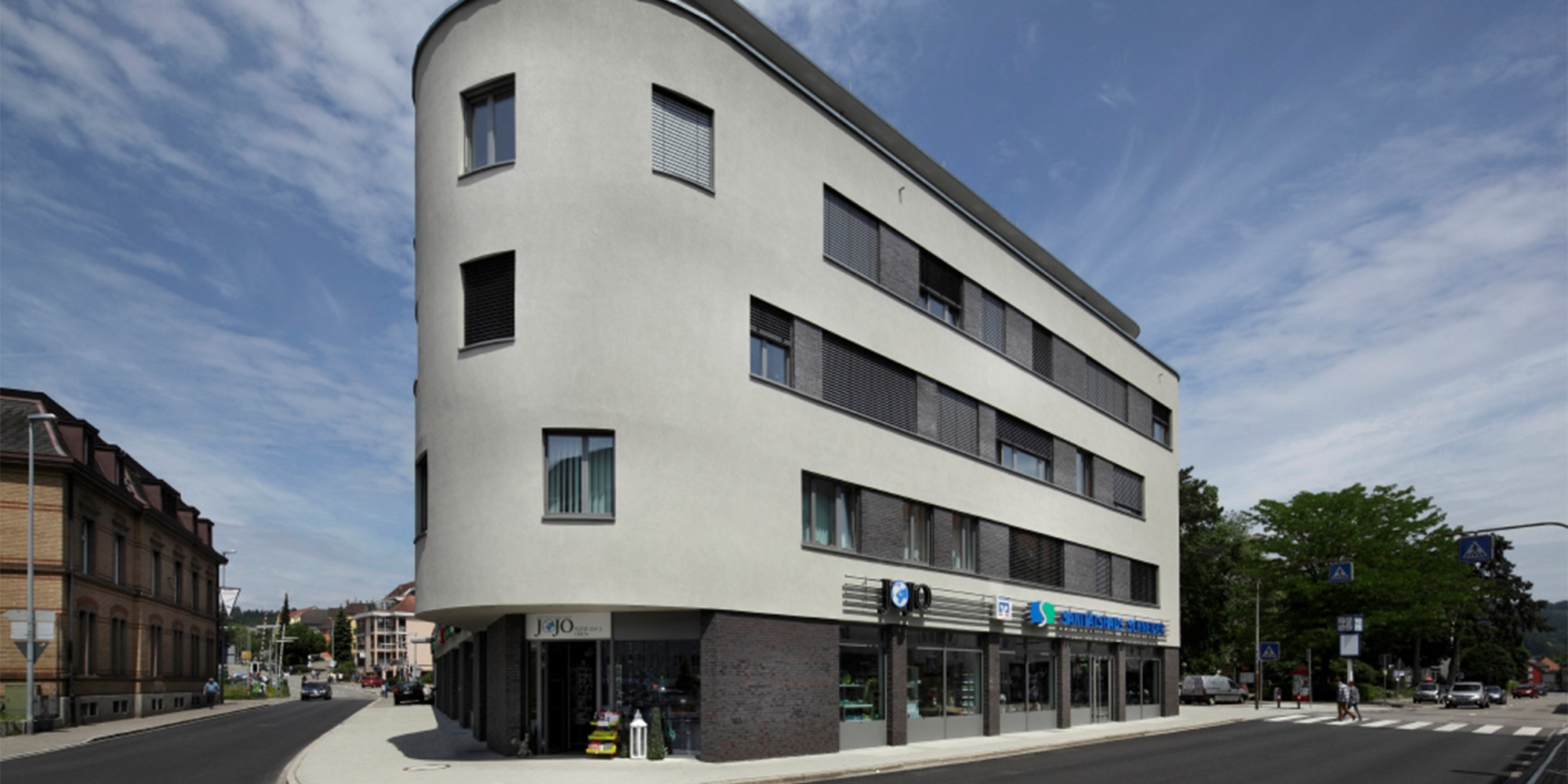 Eimer Brillux Qjuision Hybrid 3718 auf Gerüst, Material für Putz und Dämmung im Außenbereich