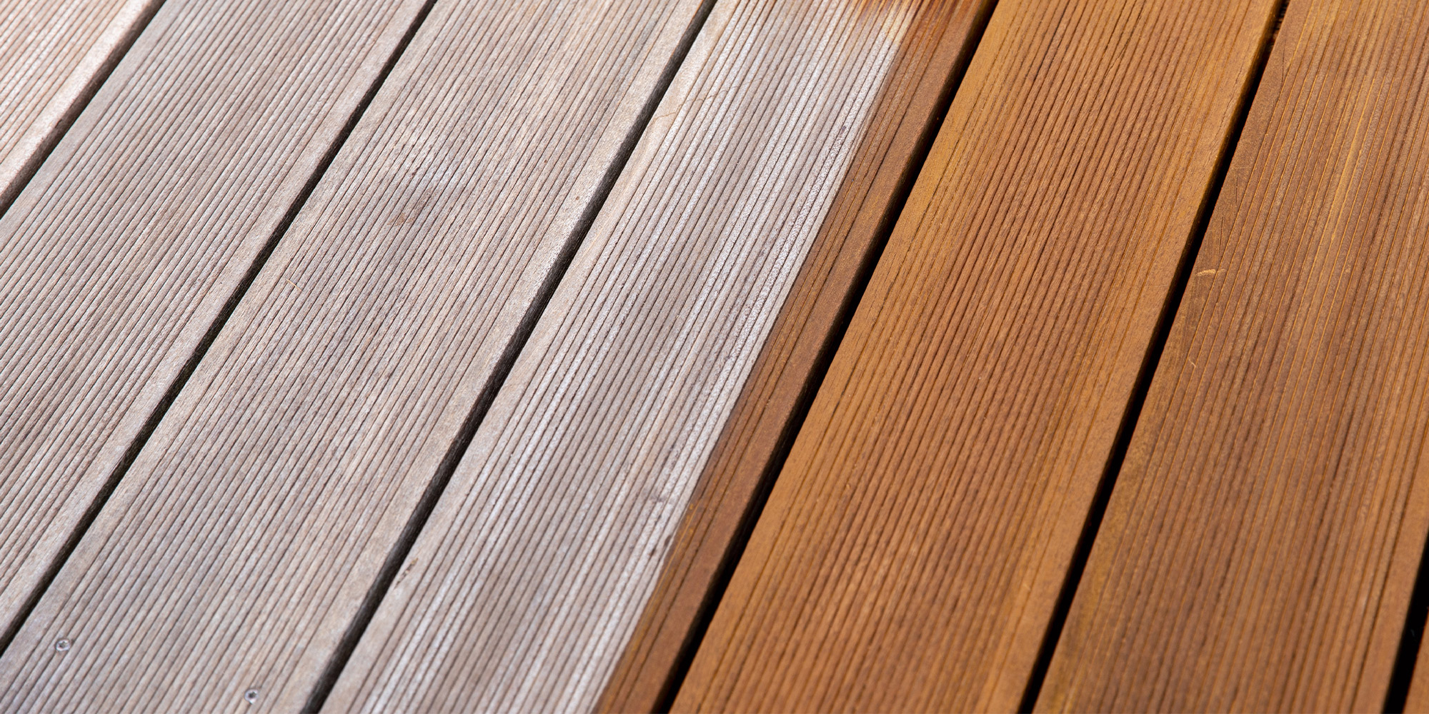 Holzterrasse im Vorher Nachher Effekt. Gereinigt und sichtbar aufgefrischt