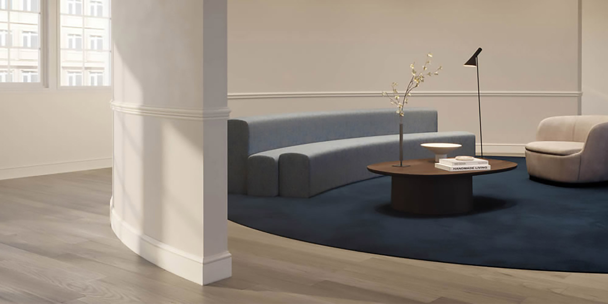 Gebogene Wände im Wohnzimmer mit flexiblen Stuckleisten verschönern.