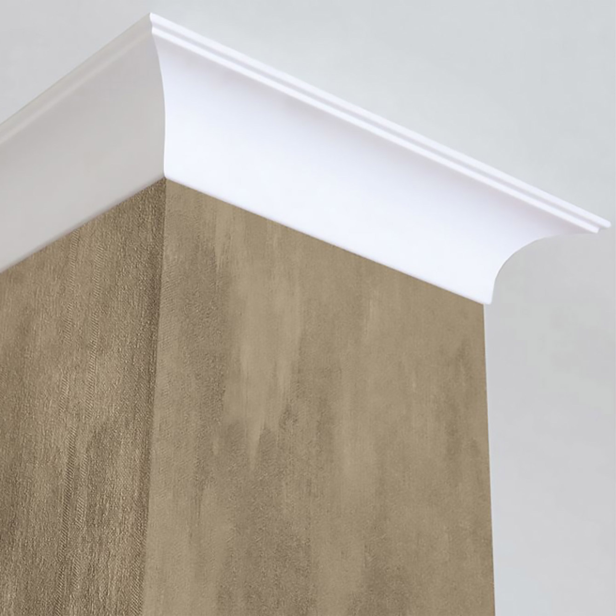 Wohnzimmer im Landhausstil mit einer Stuckleiste von Brillux als Deckenleiste.