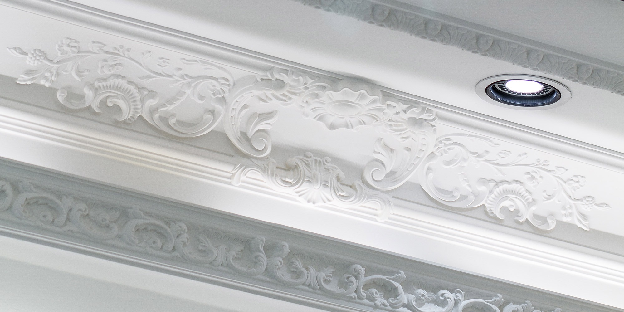 Deckenleisten mit floralen Ornamenten als dekorative Zierlemente für das Wohnzimmer und Schlafzimmer.