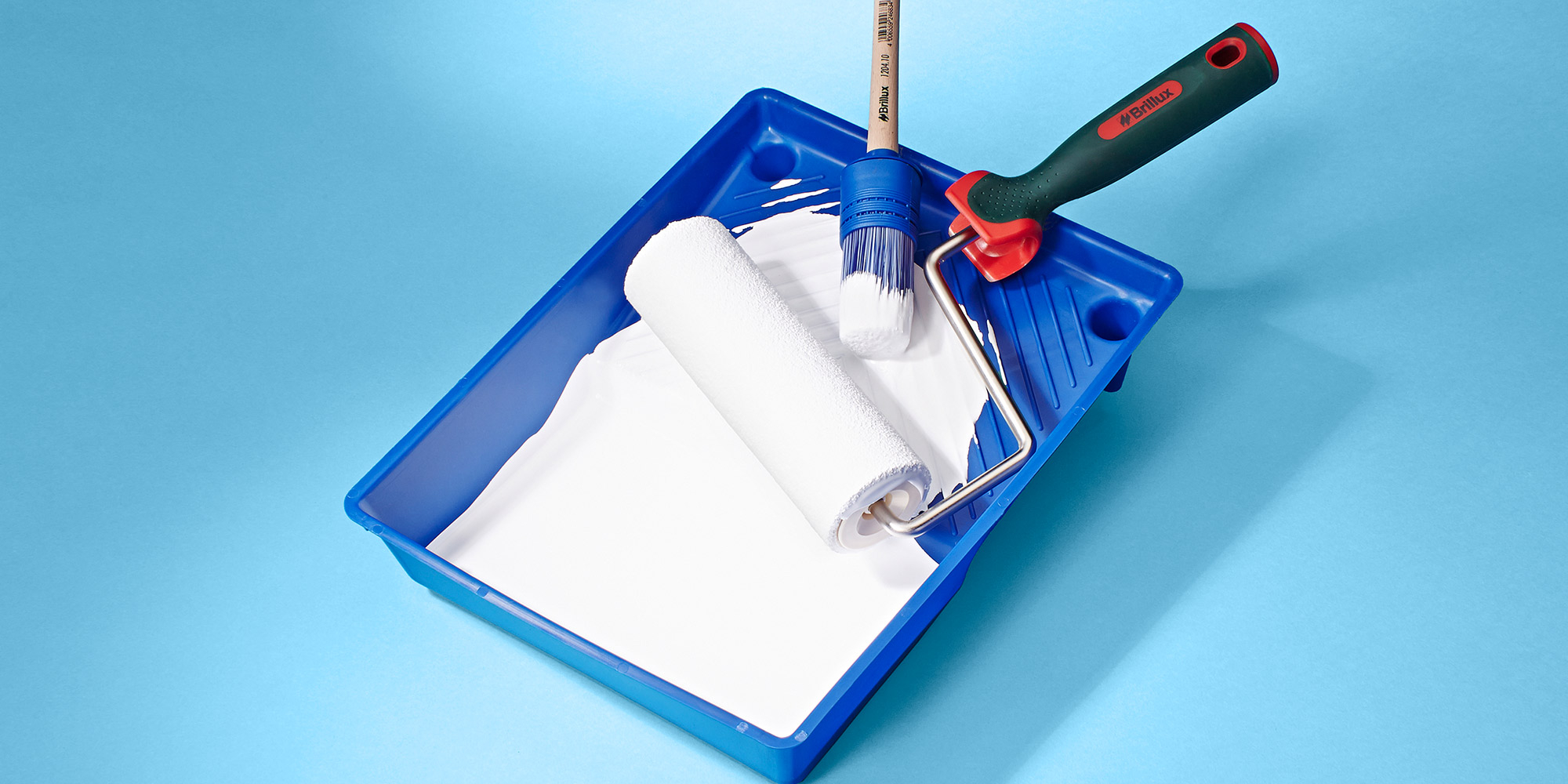 Farbwanne mit Walze und Pinsel für Malerarbeiten