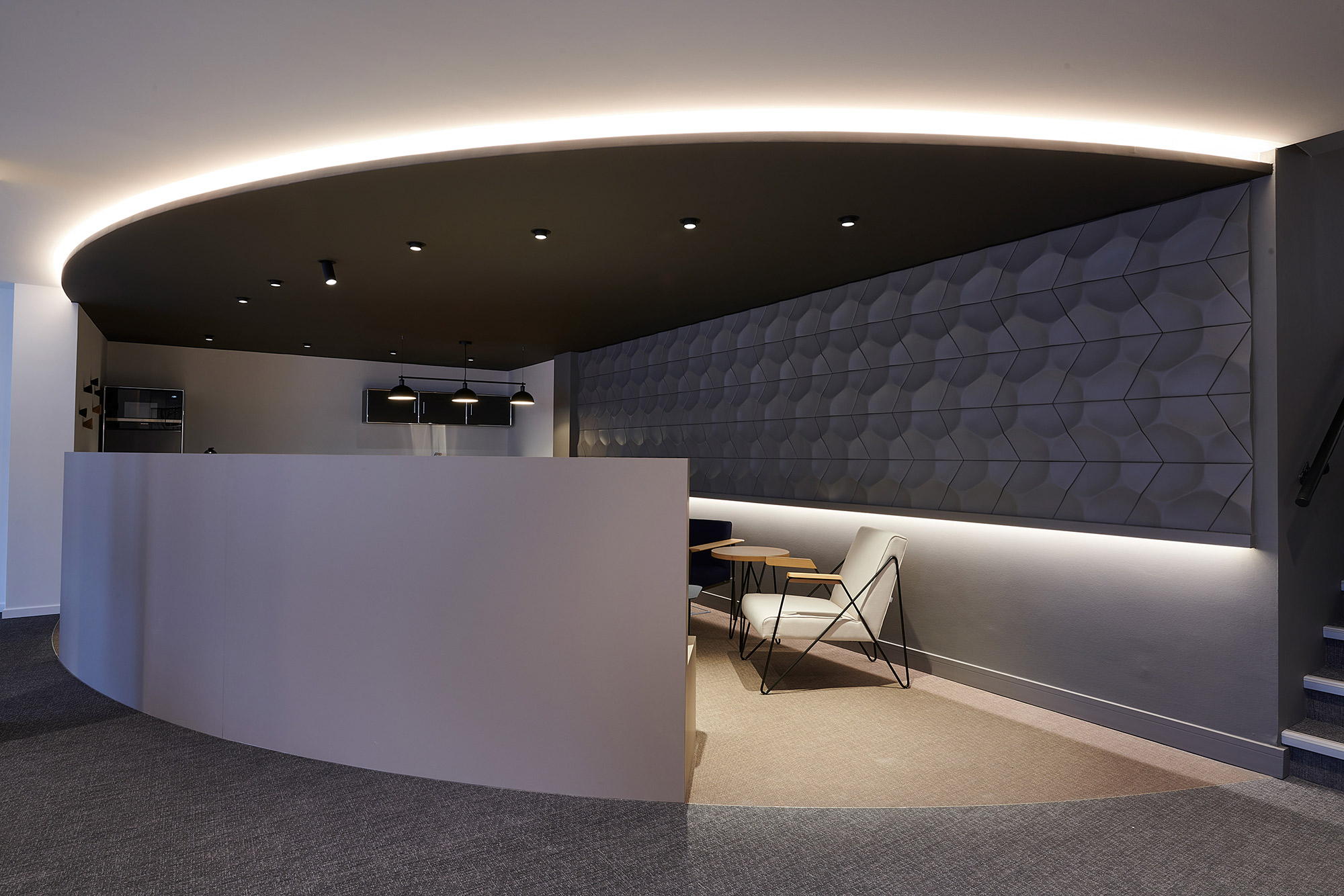 Kantige Fußleiste für eine moderne Wandgestaltung in einem exklusiv gestalteten Wohnzimmer.